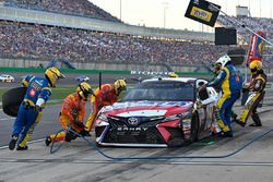 Kyle Busch, Joe Gibbs Racing Toyota makes a pit stop