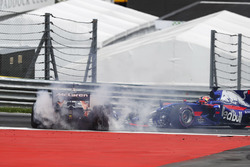 Daniil Kvyat, Scuderia Toro Rosso STR12, collides, Fernando Alonso, McLaren MCL32