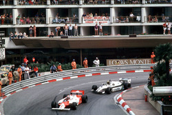 John Watson, McLaren MP4/1B-Ford Cosworth lidera a Derek Daly, Williams FW08 Ford