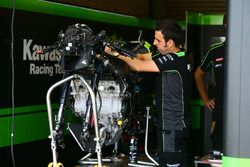Techneut werkt aan de motor van Jonathan Rea, Kawasaki Racing