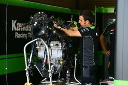 Un technicien travaille sur la moto de Jonathan Rea, Kawasaki Racing