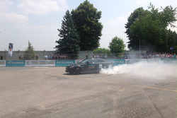 Valtteri Bottas si esibisce in un burn out sulla Mercedes C63 AMG