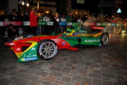 Lucas di Grassi, ABT Schaeffler Audi Sport, si esibisce lungo Marunouchi NakaDori Street