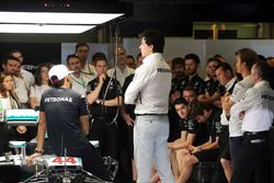 Lewis Hamilton, Mercedes AMG F1; Toto Wolff, Mercedes AMG F1 Shareholder and Executive Director; Paddy Lowe, Mercedes AMG F1 Executive Director (Technical); and Nico Rosberg, Mercedes AMG F1; at a team meeting