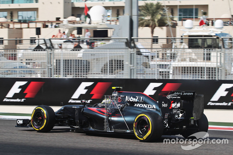 Jenson Button, McLaren MP4-31 con equipo de sensores