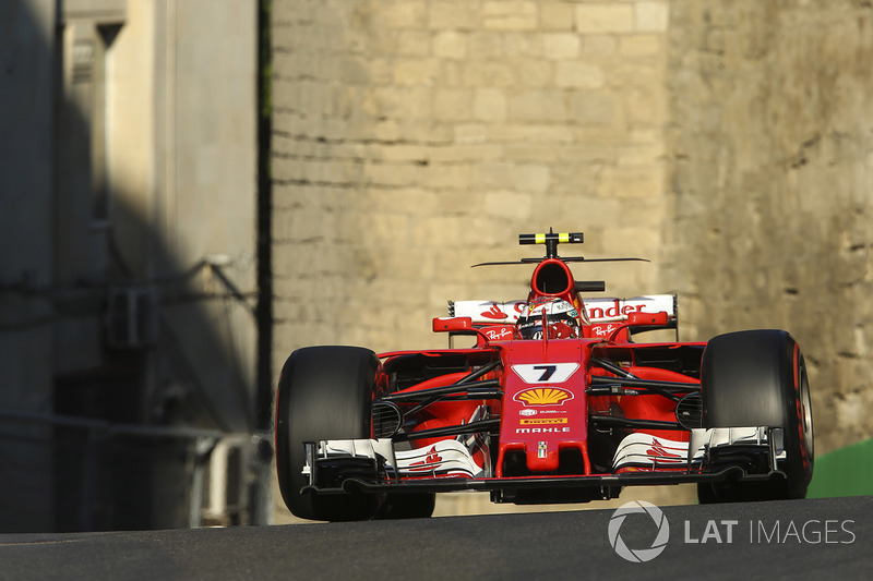 Também em 2017, antes do GP do Azerbaijão, Kimi deu uma bronca daquelas. Sem as luvas e o volante enquanto seu carro era preparado para sair do pitlane, o finlandês gritou para os mecânicos entregarem as ferramentas de trabalho.