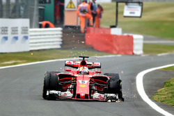 Sebastian Vettel, Ferrari SF70H, pneumatico anteriore delaminato