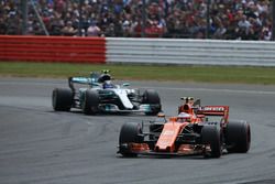 Stoffel Vandoorne, McLaren MCL32, Valtteri Bottas, Mercedes AMG F1 W08