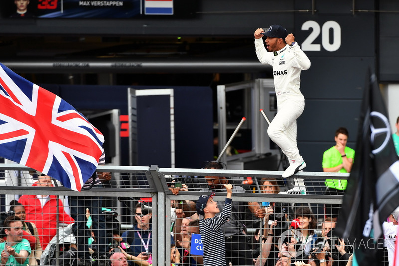 Ganador de la carrera Lewis Hamilton, Mercedes AMG F1 celebra con los fans