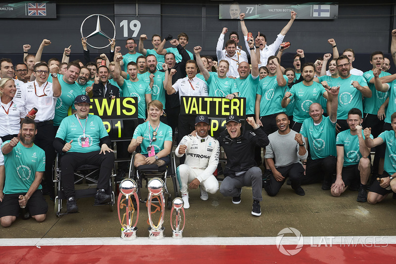 1. Lewis Hamilton, Mercedes AMG F1; 2. Valtteri Bottas, Mercedes AMG F1, mit Billy Monger