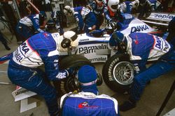 Damon Hill, Arrows A18 Yamaha, takes a pitstop