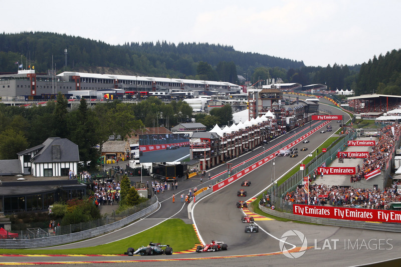 Lewis Hamilton, Mercedes AMG F1 W08, Sebastian Vettel, Ferrari SF70H, Valtteri Bottas, Mercedes AMG F1 W08, Kimi Raikkonen, Ferrari SF70H, Max Verstappen, Red Bull Racing RB13, Daniel Ricciardo, Red Bull Racing RB13 e Fernando Alonso, McLaren MCL32 alla pa