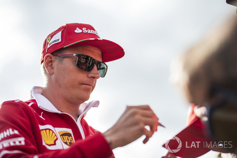 Kimi Raikkonen, Ferrari signs autographs for the fans