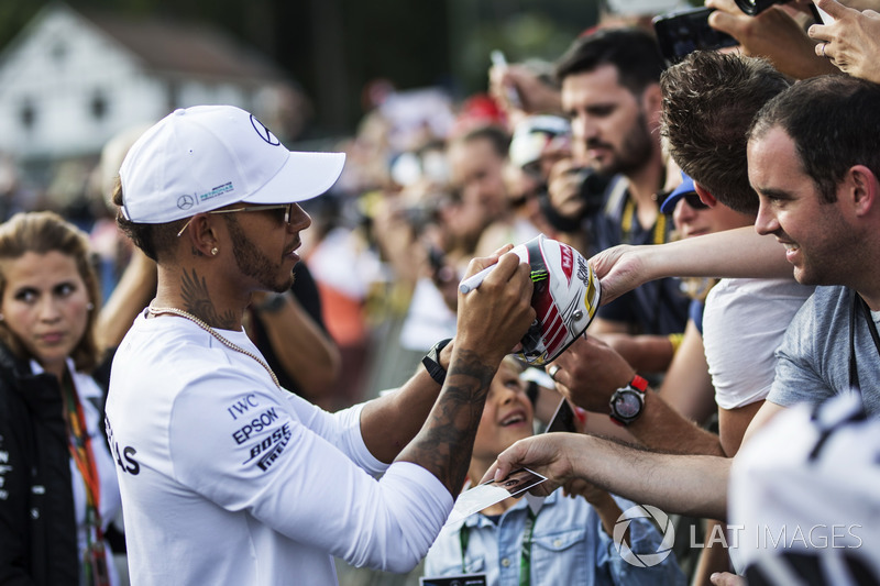Lewis Hamilton, Mercedes AMG F1 signs autographs for the fans