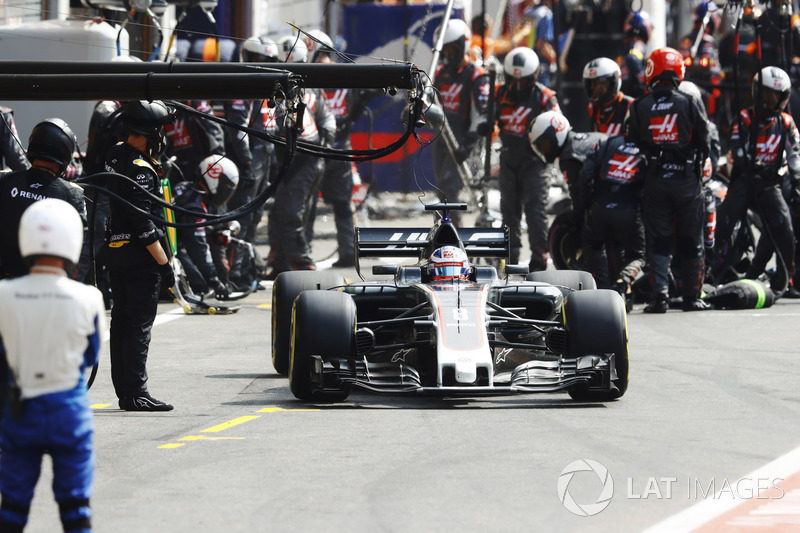 Romain Grosjean, Haas F1 Team VF-17, pit stop