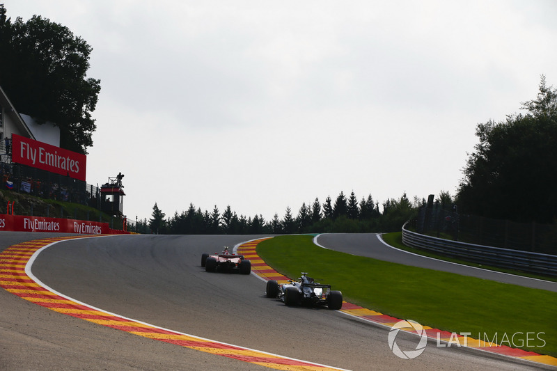Kimi Raikkonen, Ferrari SF70H, Valtteri Bottas, Mercedes AMG F1 W08