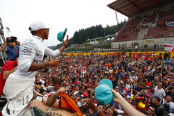 Il vincitore Lewis Hamilton, Mercedes AMG F1, festeggia con i fan dopo la gara