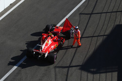 A marshal tries to stop Kimi Raikkonen, Ferrari SF70H
