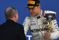 Vladimir Putin, President of Russia presents the trophy to race winner Valtteri Bottas, Mercedes AMG F1