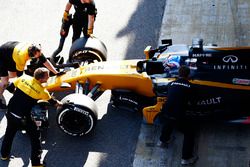 Jolyon Palmer, Renault Sport F1 Team RS17 in the pit lane