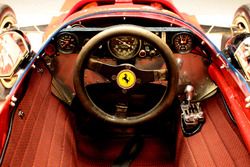 Ferrari 312B â dettaglio della strumentazione, del cambio e del volante originali e del tessuto del rivestimento interno ricreato su modello dellâoriginale