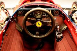 Ferrari 312B â dettaglio della strumentazione, del cambio e del volante originali e del tessuto del rivestimento interno ricreato su modello dellâoriginale