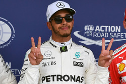 Ganador de la pole Lewis Hamilton, Mercedes AMG F1 celebra en parc ferme