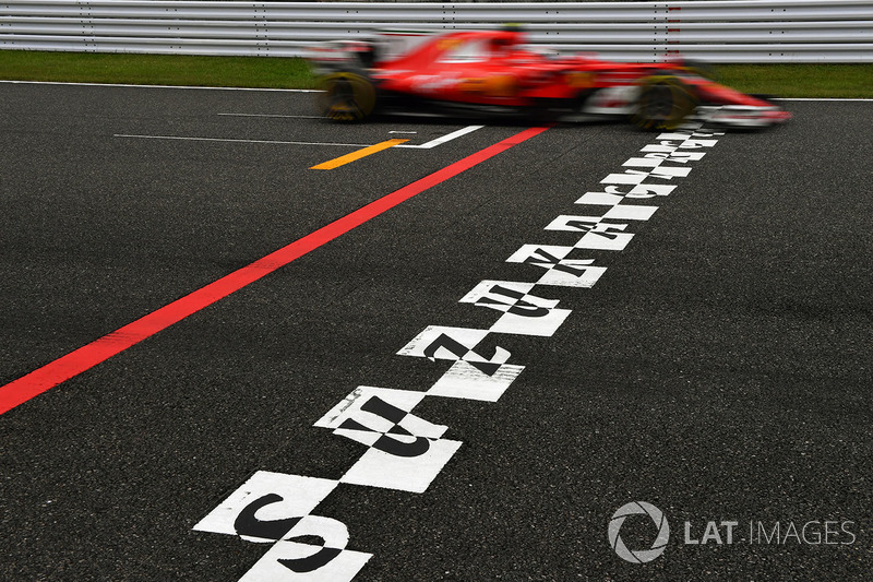 Sebastian Vettel, Ferrari SF70H en la línea de meta