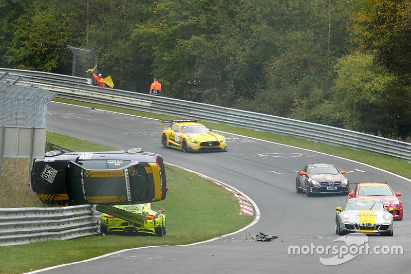 Unfall Kevin Estre, Matteo Cairoli, Manthey Racing, Porsche 911 GT3-R, Reiner Thomas, Manfred Schmitz, BMW 318is