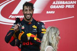 Daniel Ricciardo, Red Bull Racing, viert zijn zege op het podium