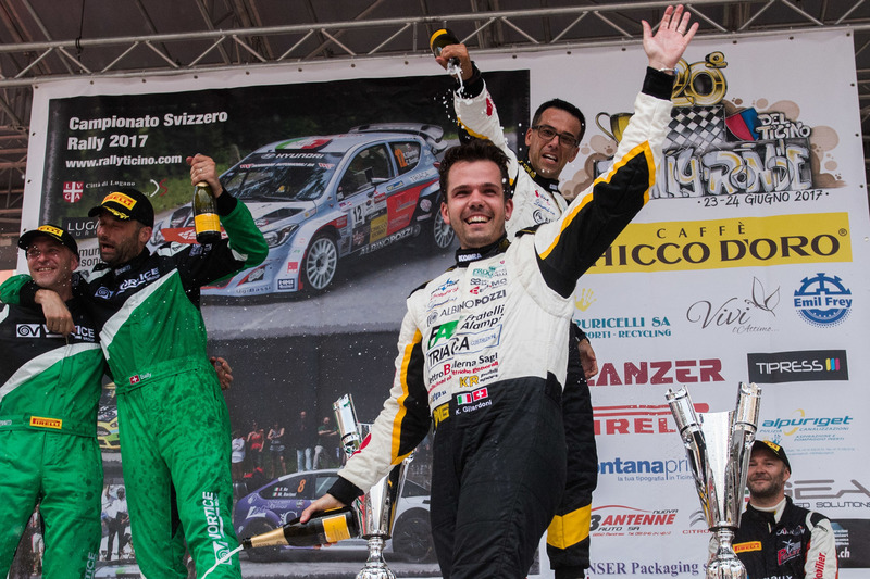 Kevin Gilardoni auf dem Podium, Rally Ronde del Ticino