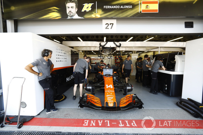 Mecánicos de McLaren trabajan en el MCL32 de Fernando Alonso