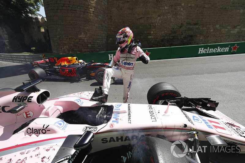 Sergio Perez, Force India, esce dalla sua monoposto dopo l'incidente nelle FP1, Daniel Ricciardo, Red Bull Racing RB13