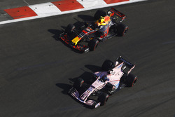 Sergio Perez, Sahara Force India F1 VJM10, Daniel Ricciardo, Red Bull Racing RB13