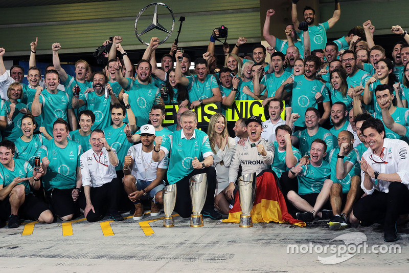 Nico Rosberg, Mercedes AMG F1 festeggia il suo Titolo Mondiale con la moglie Vivian Rosberg e il team