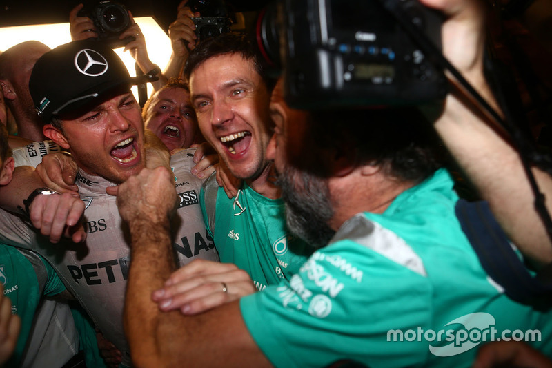 Nico Rosberg, Mercedes AMG Petronas F1 celebra ganando el Campeonato del mundo con sus amigos y equi