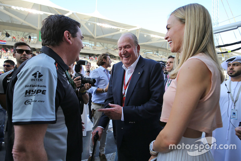 Ex rey Juan Carlos con Carmen Jordá, piloto de desarrollo de Renault Sport F1 Team y Steve Curnow, Sahara Force India F1 Team Director comercial