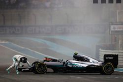 Nico Rosberg, híbrido de Mercedes AMG F1 W07 celebra su segunda posición y Campeonato del mundo al f