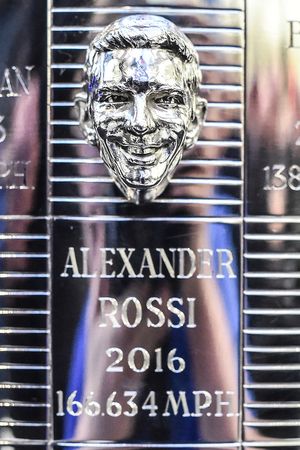 Alexander Rossi mit der Borg-Warner-Trophy für den Sieg beim Indy 500