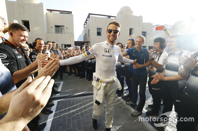 Jenson Button, McLaren wird von seinem Team begrüßt