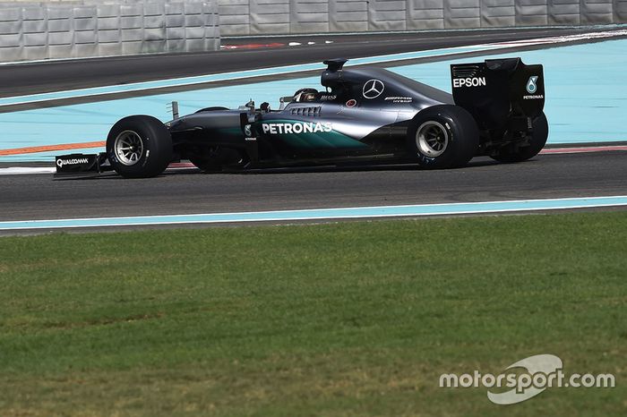 Pascal Wehrlein, Mercedes AMG F1, probando los nuevos neumáticos Pirelli de 2017