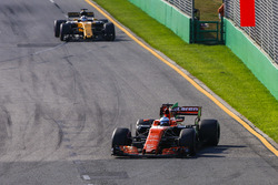 Fernando Alonso, McLaren MCL32, leads Nico Hulkenberg, Renault Sport F1 Team RS17