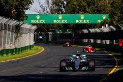 Valtteri Bottas, Mercedes AMG F1 W08; Kimi Räikkönen, Ferrari SF70H