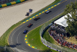 Crash tussen Marcus Ericsson, Sauber C36, en Kevin Magnussen, Haas F1 Team VF-17, bij de start