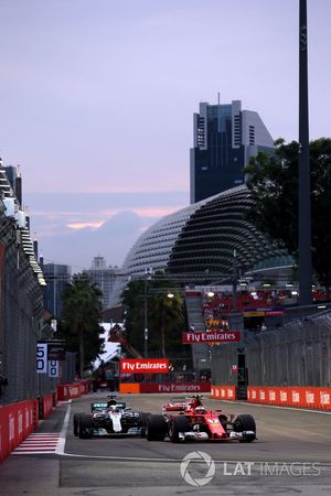 Kimi Raikkonen, Ferrari SF70H and Lewis Hamilton, Mercedes AMG F1 W08