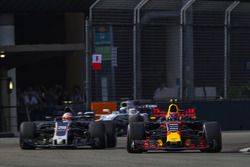 Max Verstappen, Red Bull Racing RB13 et Kevin Magnussen, Haas F1 Team VF-17