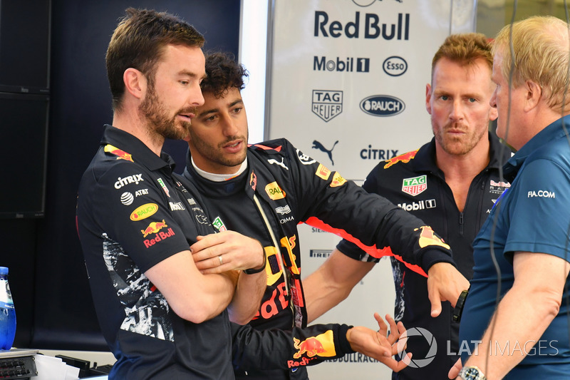 Simon Rennie, ingegnere di pista Red Bull Racing, Daniel Ricciardo, Red Bull Racing e Jo Bauer, Delegato della sicurezza FIA
