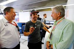 Zak Brown, directeur exécutif McLaren Technology Group, Fernando Alonso, McLaren, Michael Douglas, acteur