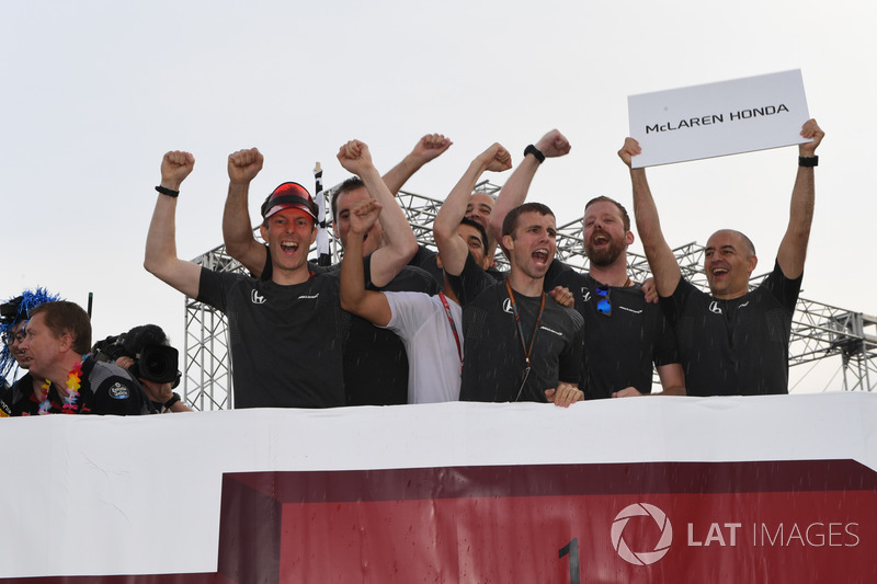 Equipo McLaren celebra en la carrera de balsas