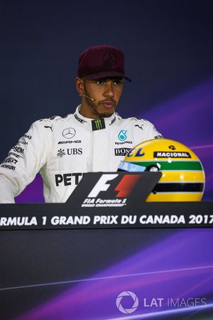 Le poleman Lewis Hamilton, Mercedes AMG F1 lors de la conférence de presse